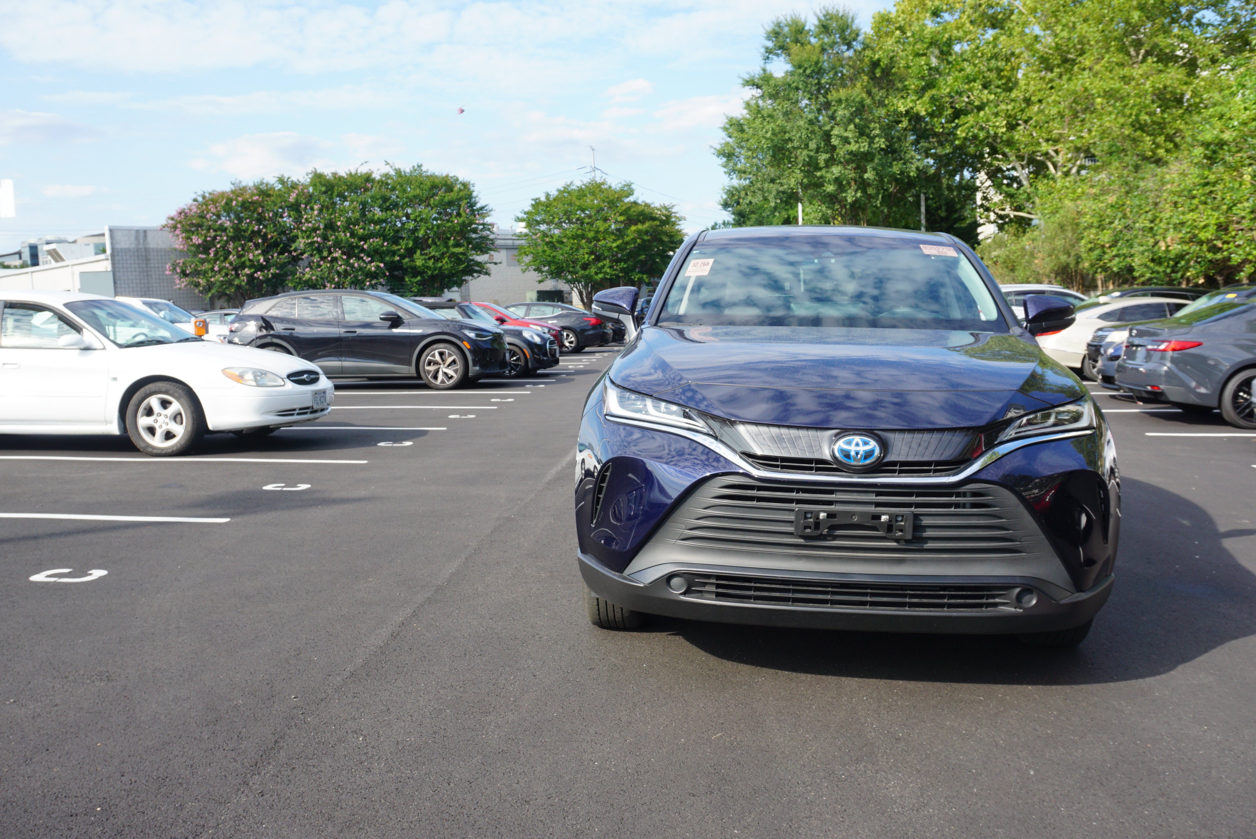 Used 2023 Toyota Venza LE AWD/4WD image 2