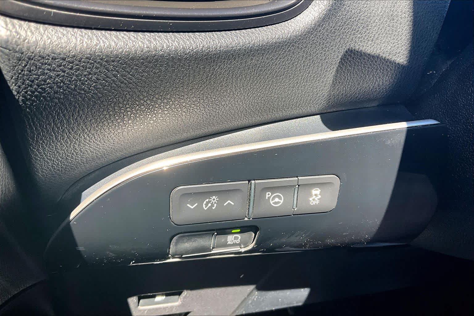 Used 2021 Toyota Prius LE FWD image 34