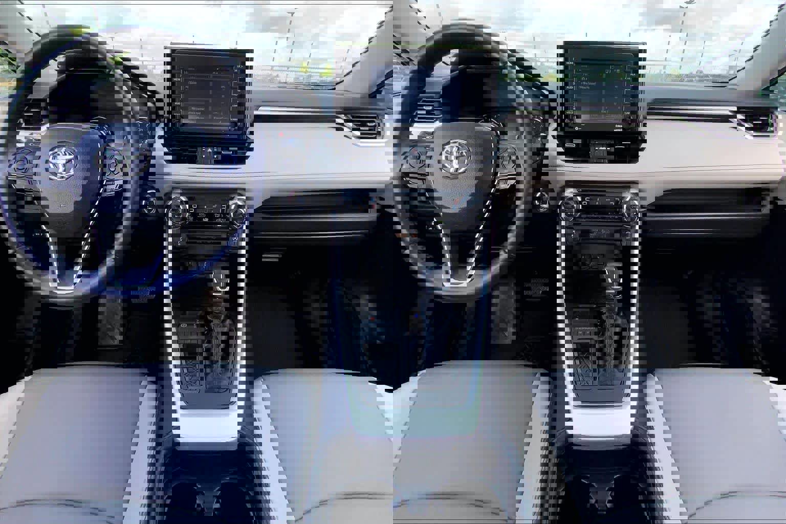 Used 2021 Toyota RAV4 XLE Premium image 15