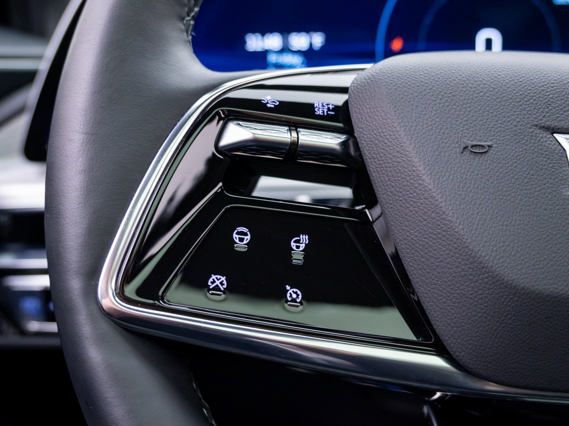 Certified 2025 Cadillac Lyriq Luxury w/ LPO, Floor Liner Package image 34