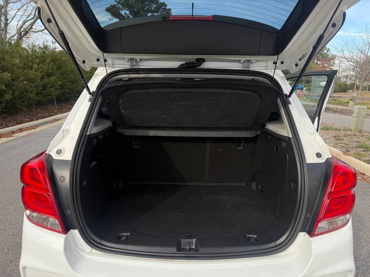 Used 2019 Chevrolet Trax LT w/ LT Convenience Package image 8