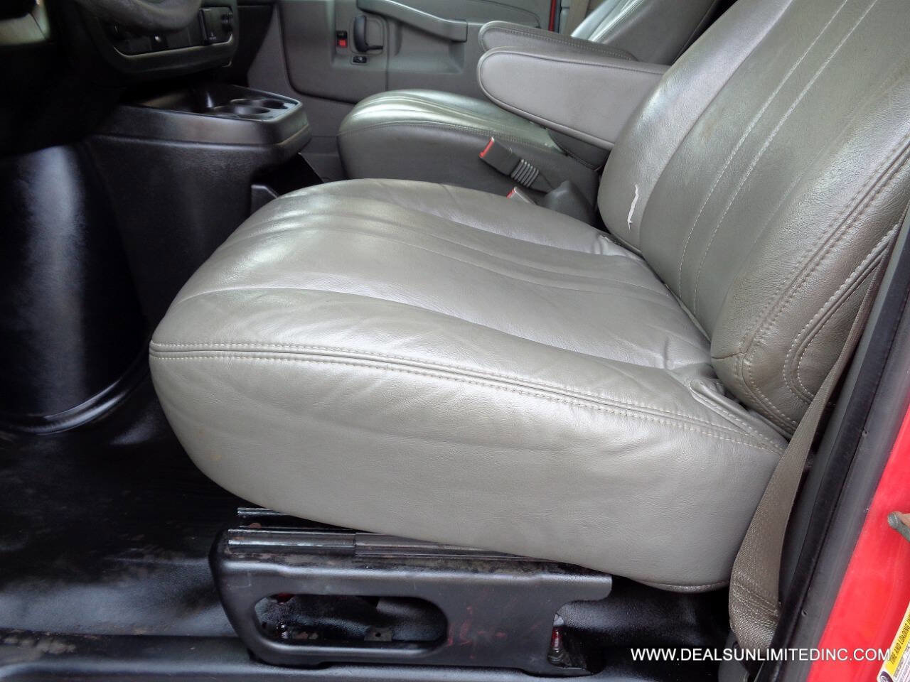 Used 2017 Chevrolet Express 2500 RWD image 7