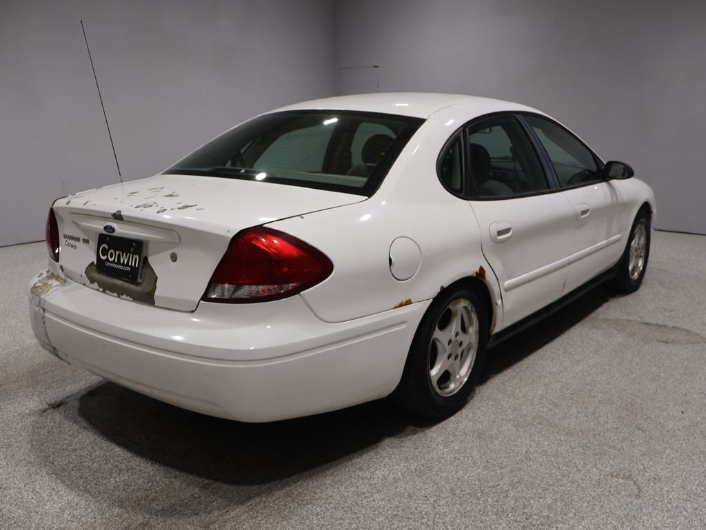 Used 2005 Ford Taurus SE image 2