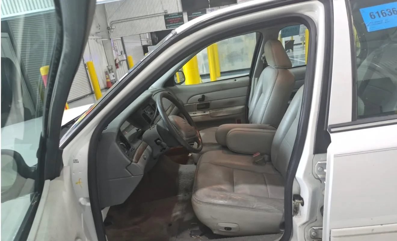 Used 2003 Ford Crown Victoria LX RWD image 5
