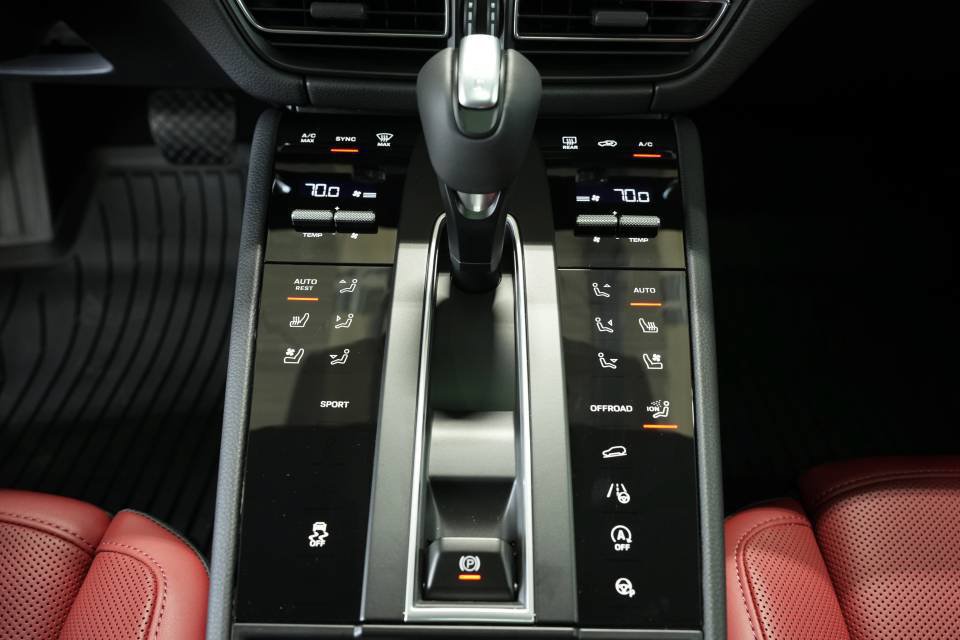 Certified 2025 Porsche Macan AWD/4WD image 23