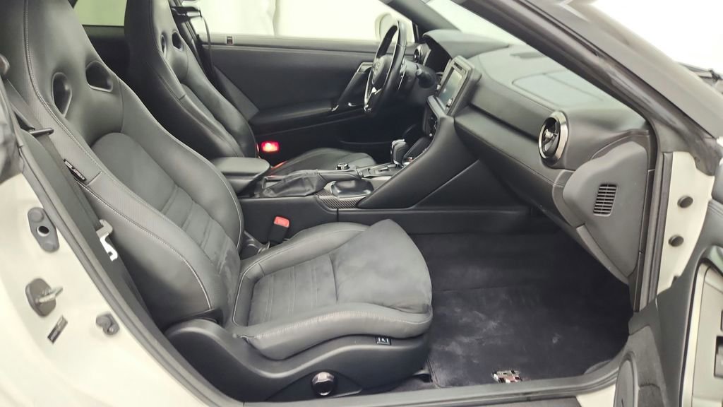 Used 2018 Nissan GT-R Premium image 27