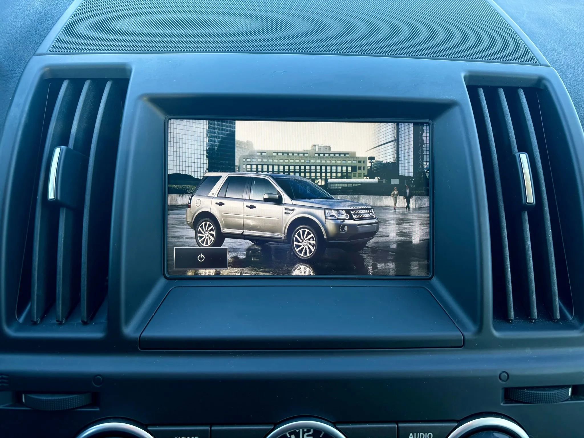 Used 2015 Land Rover LR2 image 33