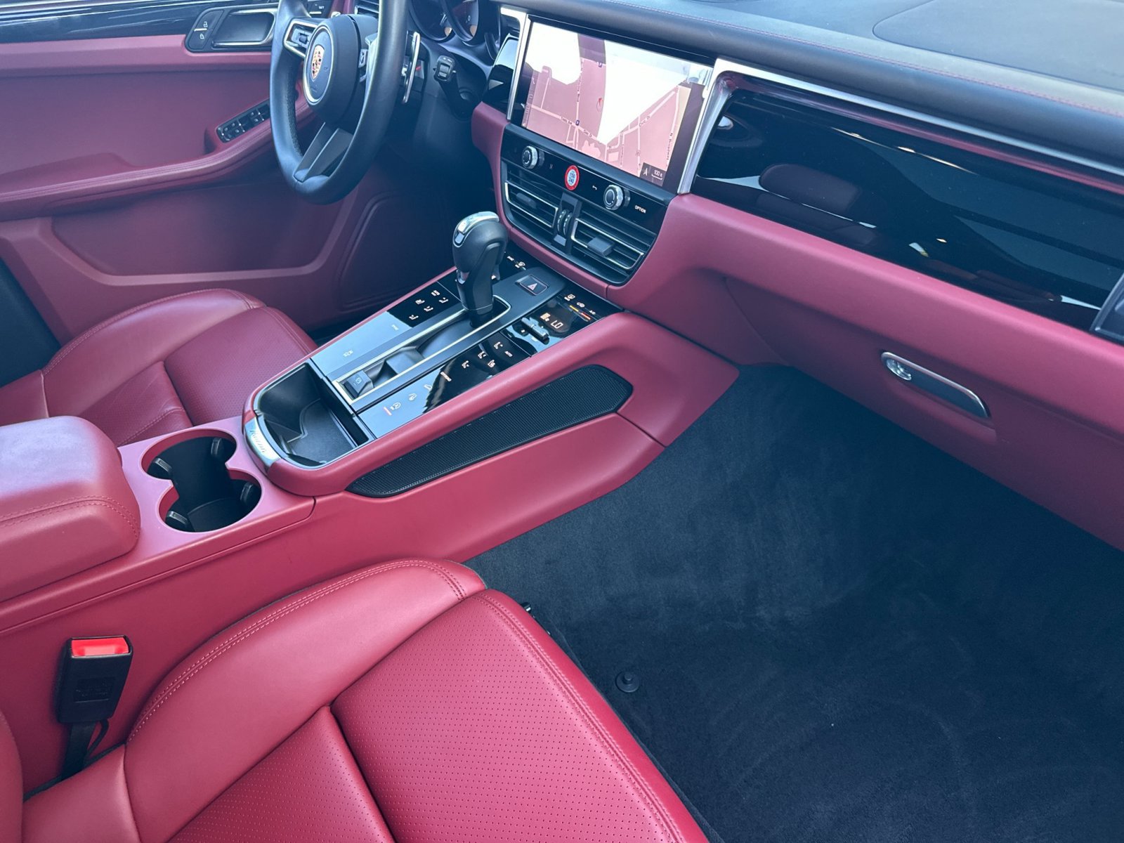 Certified 2023 Porsche Macan AWD/4WD image 28