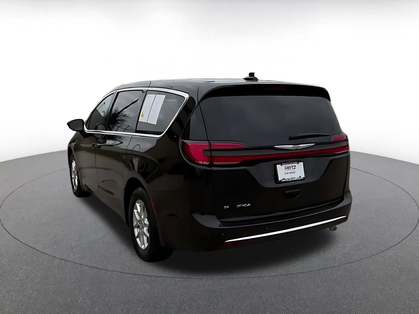 Used 2025 Chrysler Pacifica Select image 11