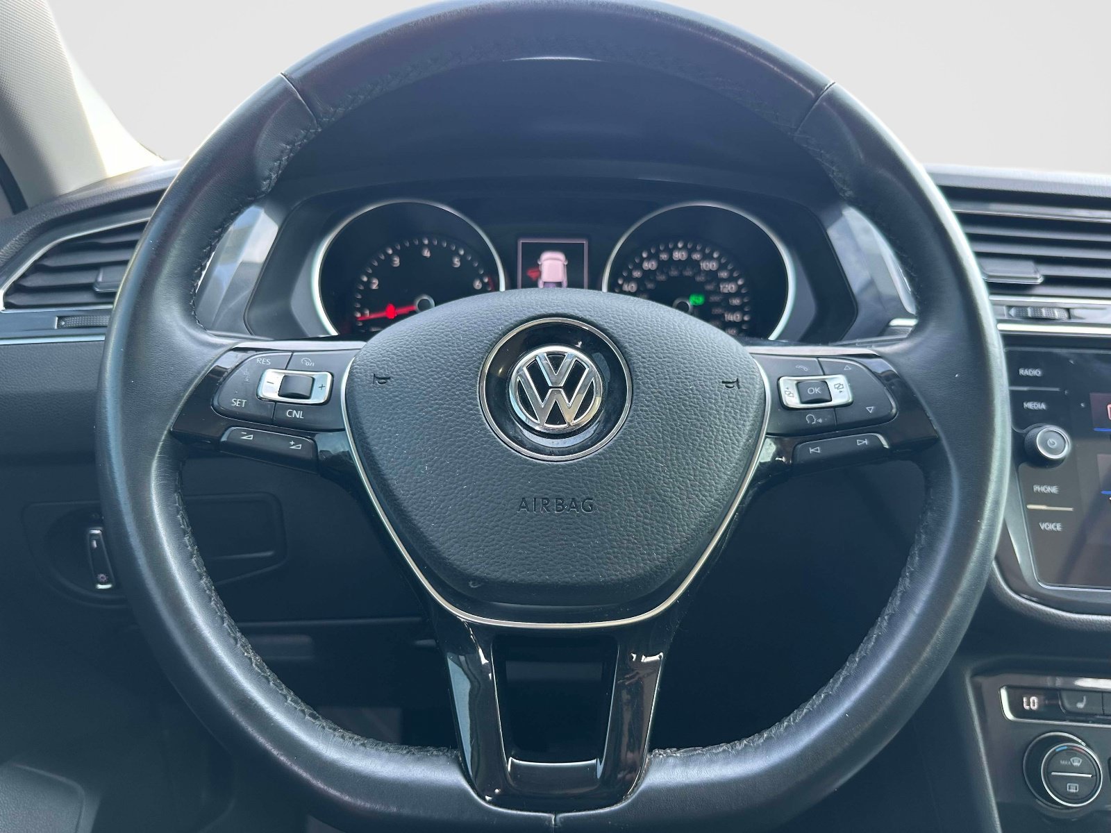 Used 2018 Volkswagen Tiguan SE w/ Panoramic Sunroof Package AWD/4WD image 23