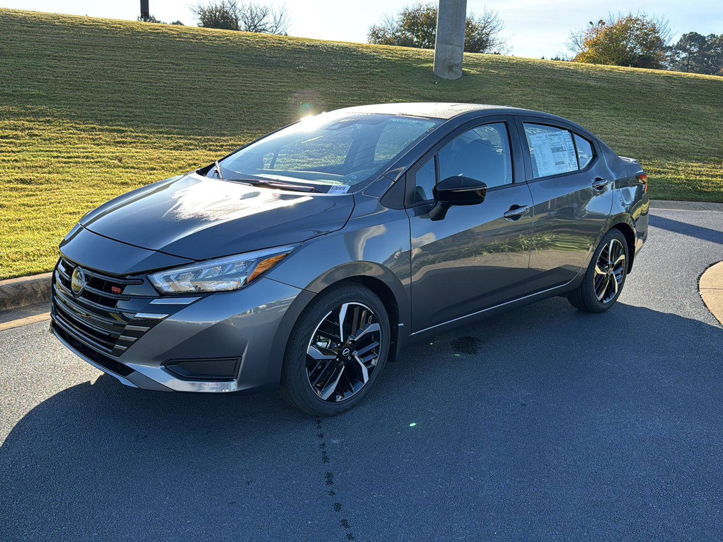 New 2025 Nissan Versa SR w/ Trunk Package