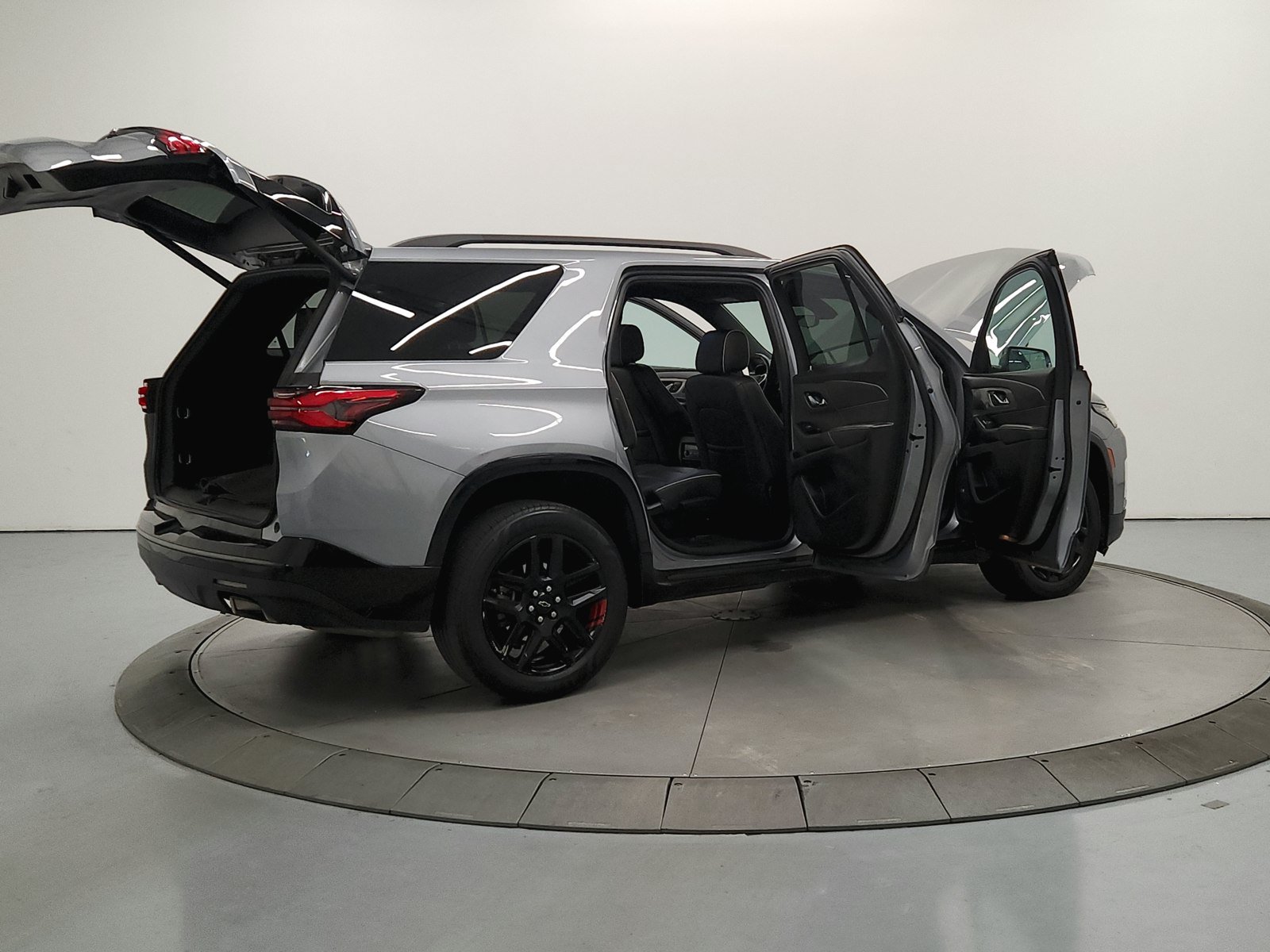 Used 2023 Chevrolet Traverse Premier w/ Redline Edition FWD image 16