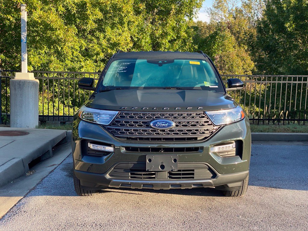 Used 2022 Ford Explorer XLT w/ Equipment Group 202A AWD/4WD image 2