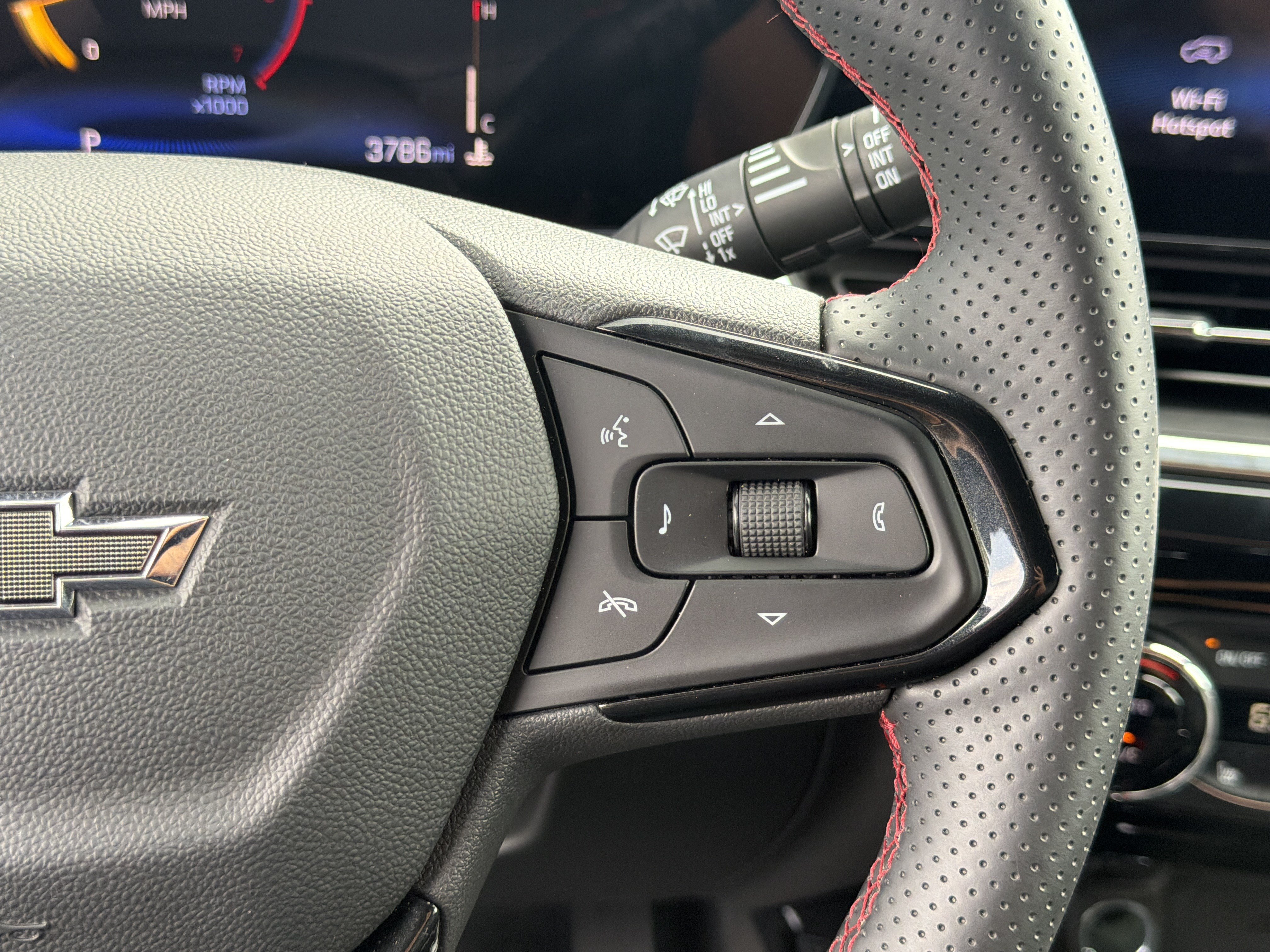 Used 2025 Chevrolet Trax RS w/ Driver Confidence Package FWD image 30