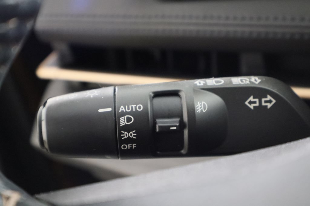 Used 2023 Nissan Ariya FWD image 16