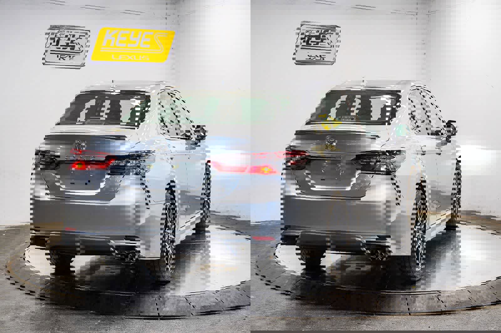 Used 2023 Toyota Camry SE w/ Convenience Package FWD image 4