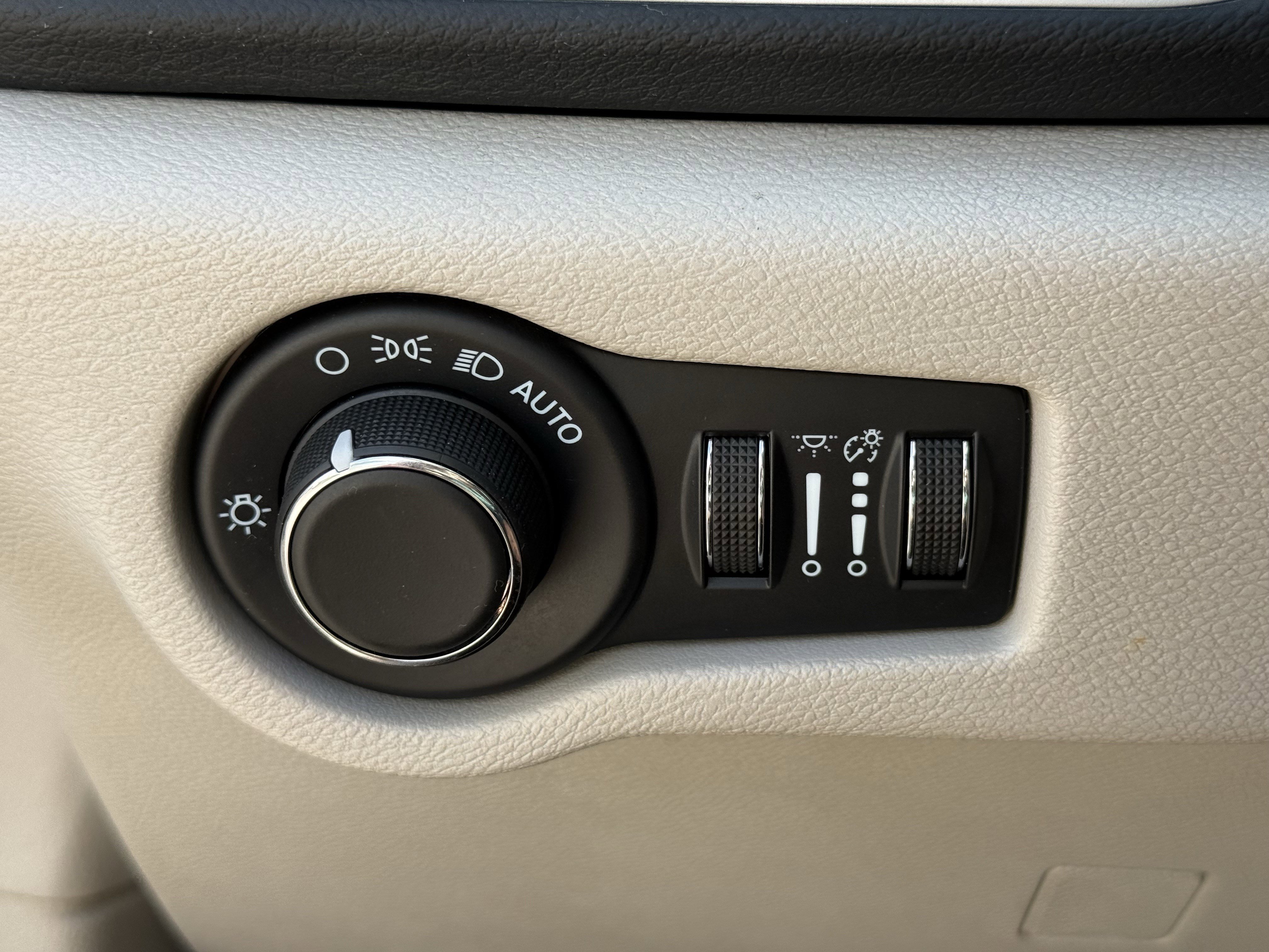 Used 2023 Chrysler Voyager LX FWD image 25