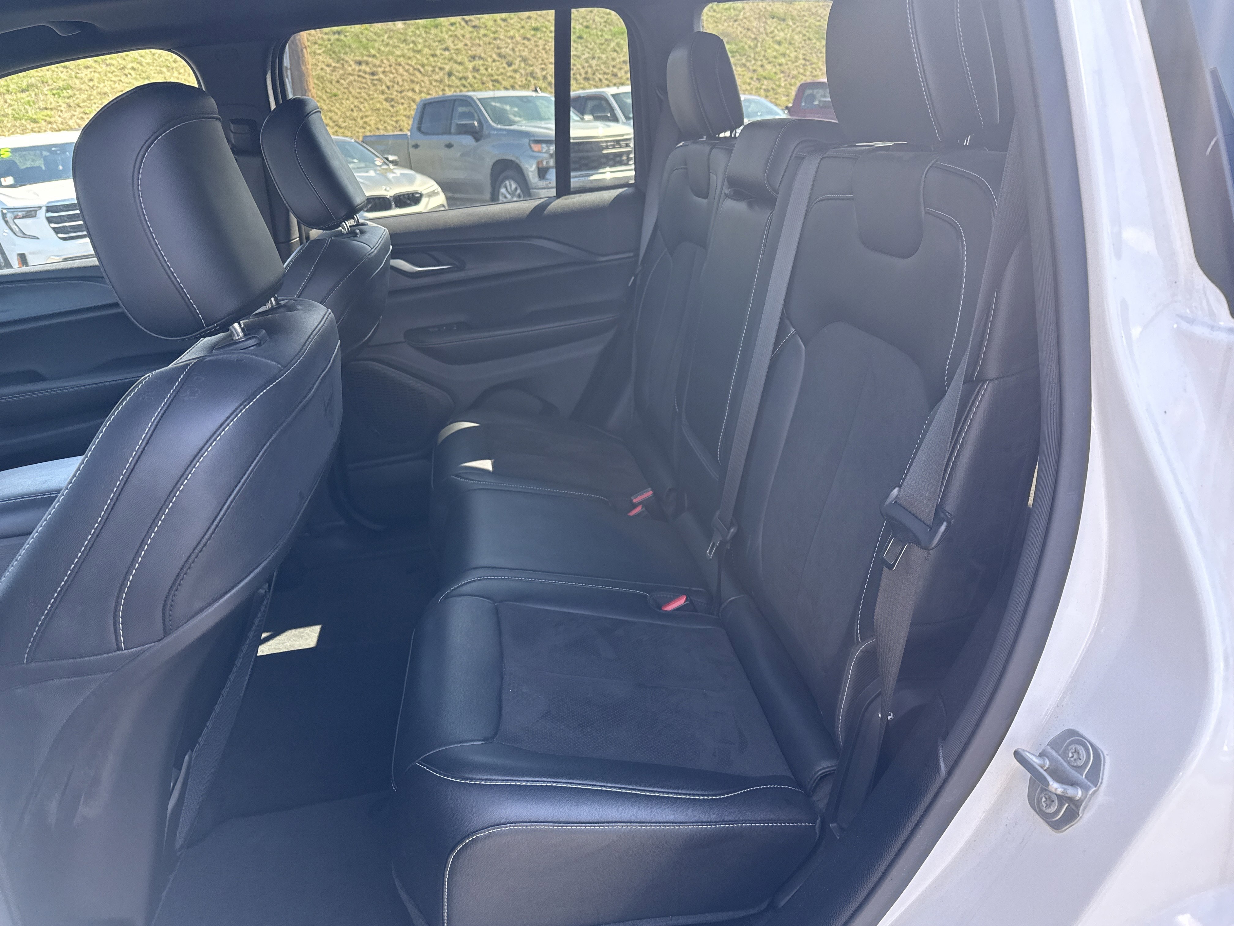 Used 2023 Jeep Grand Cherokee Altitude image 13