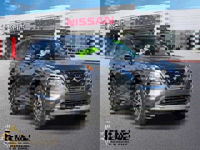 Used 2023 Nissan Rogue SV image 1