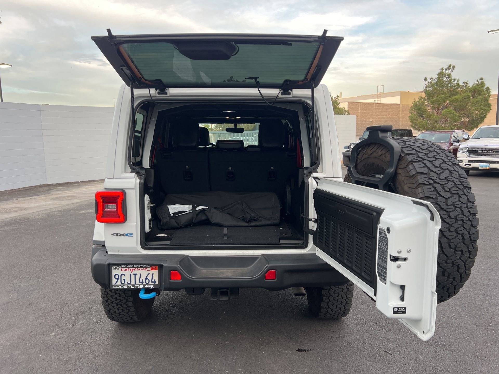 Used 2023 Jeep Wrangler Unlimited Rubicon 4xe image 18