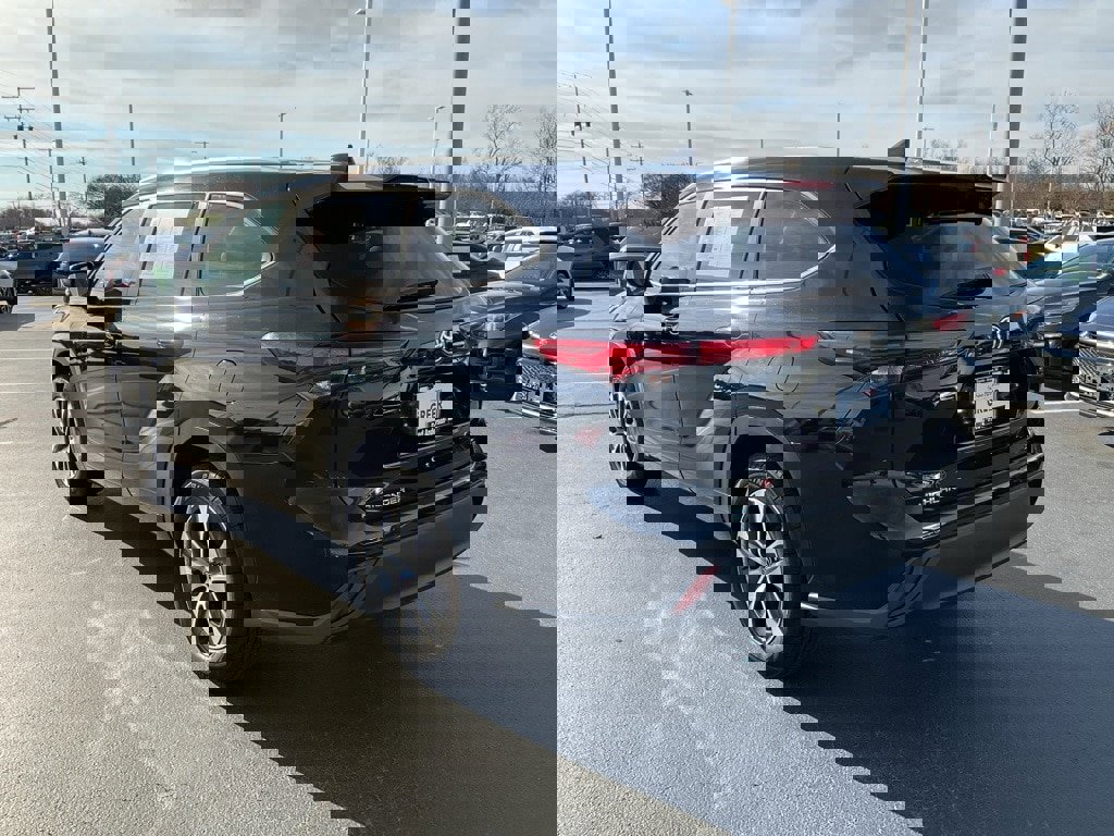 Used 2023 Toyota Highlander XLE image 18