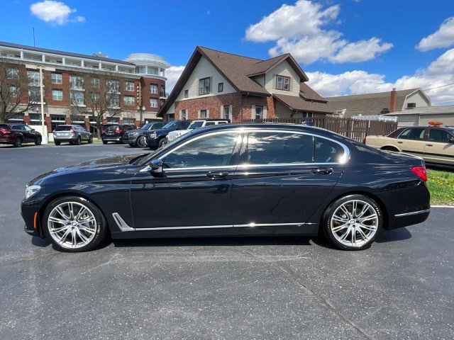 Used 2017 BMW 750i image 3