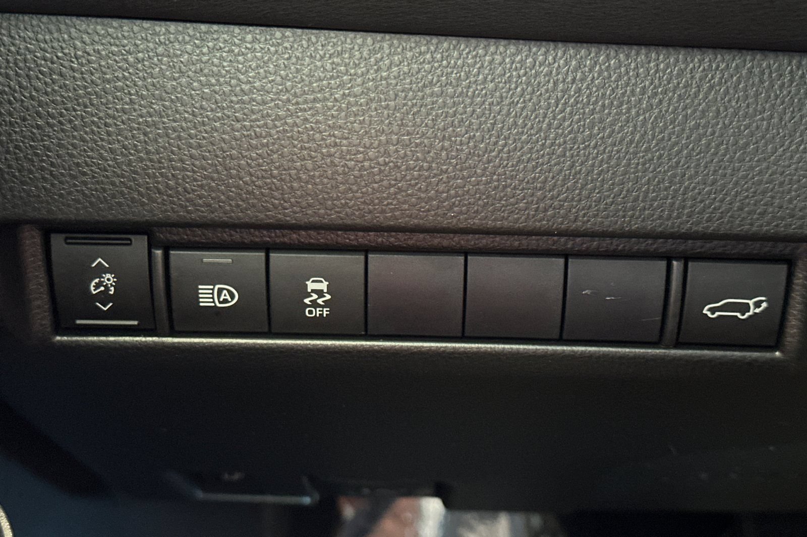 Certified 2021 Toyota Venza LE w/ Carpet Mat Package (TMS) AWD/4WD image 32