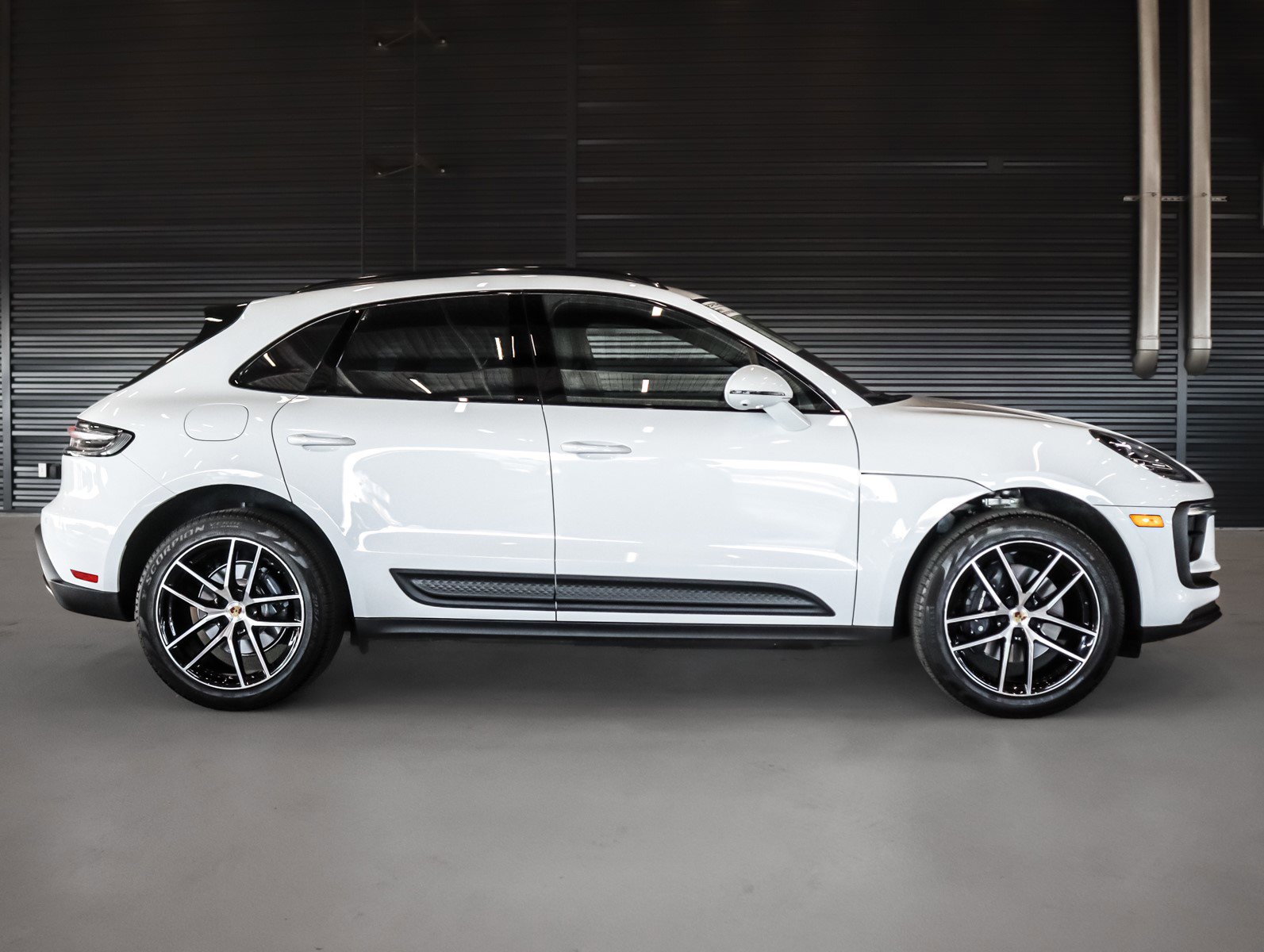 Used 2025 Porsche Macan image 11