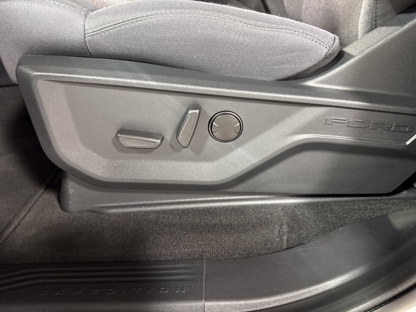 Used 2025 Ford Expedition Active AWD/4WD image 16