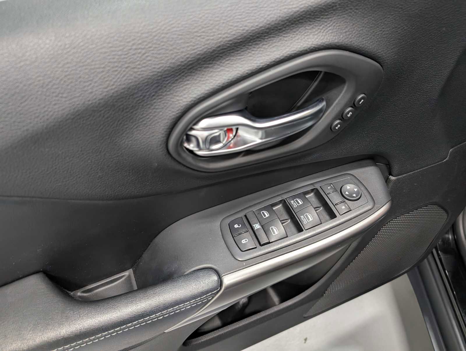 Used 2020 Jeep Cherokee Limited image 39