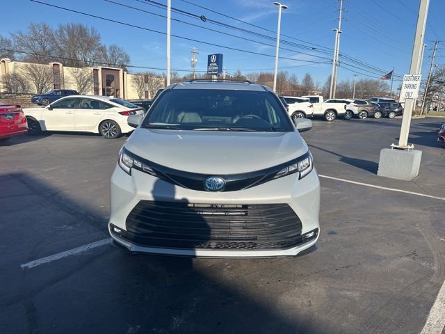 Used 2025 Toyota Sienna XLE Woodland Edition image 2