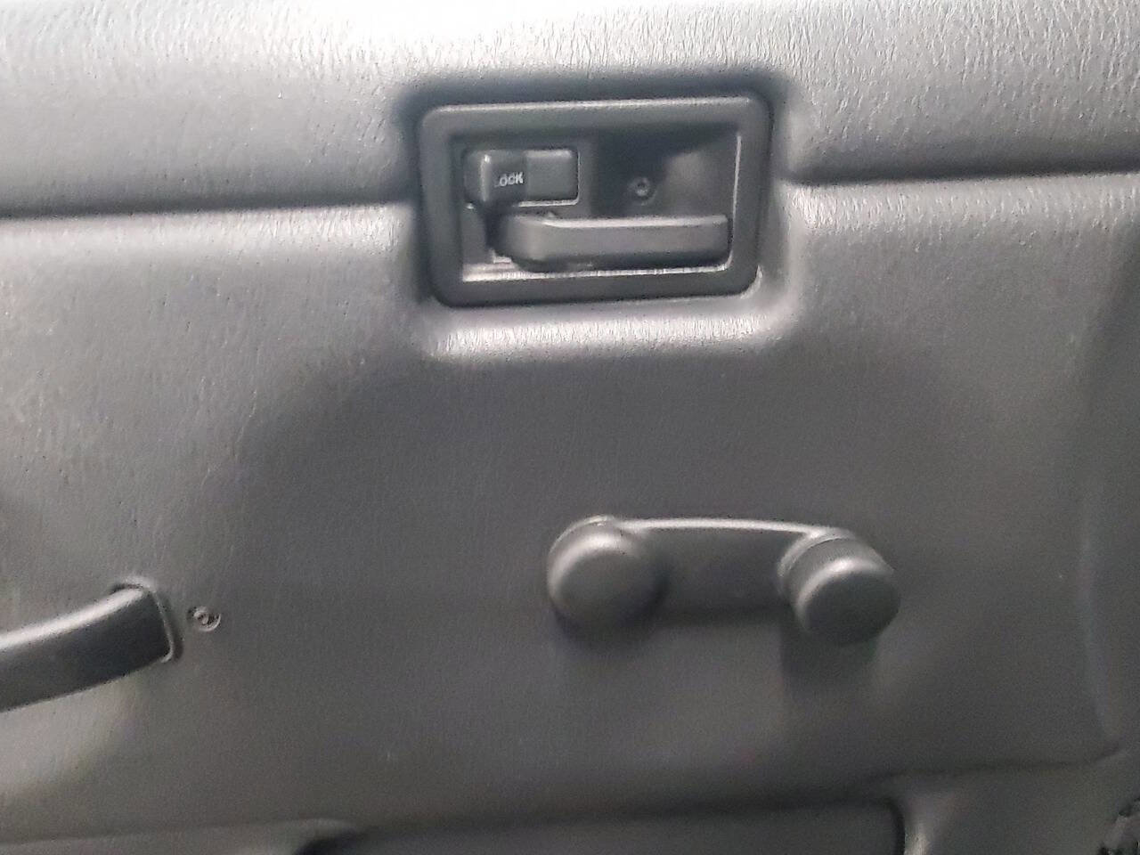 Used 2004 Jeep Wrangler SE image 10