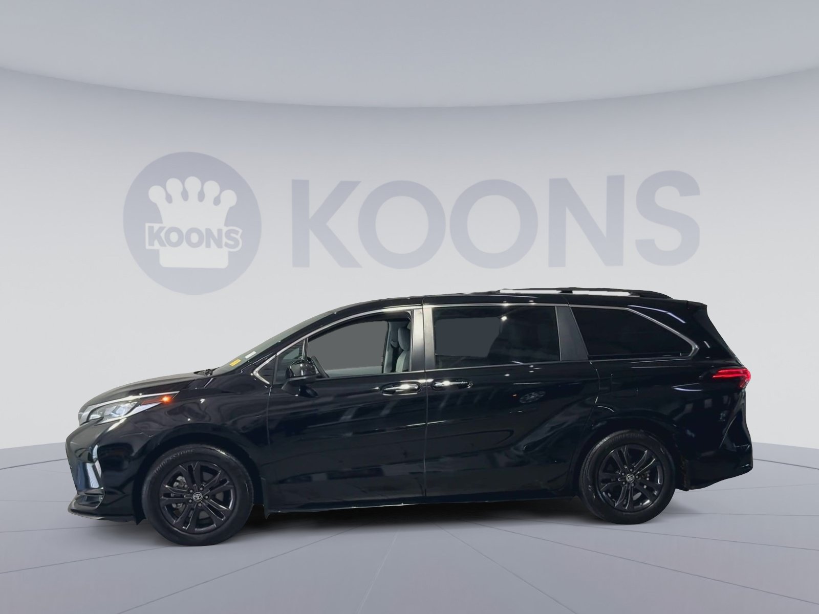 Used 2024 Toyota Sienna XSE w/ XSE Plus Package AWD/4WD image 7