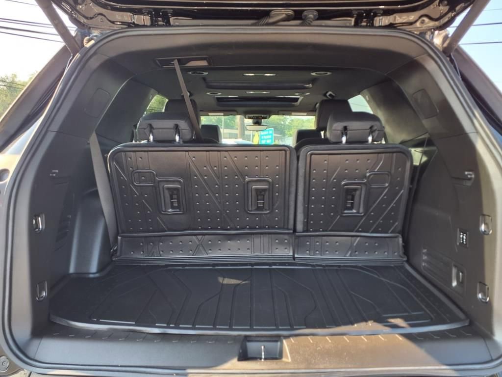 Used 2023 Chevrolet Traverse High Country w/ LPO, Floor Liner Package AWD/4WD image 8