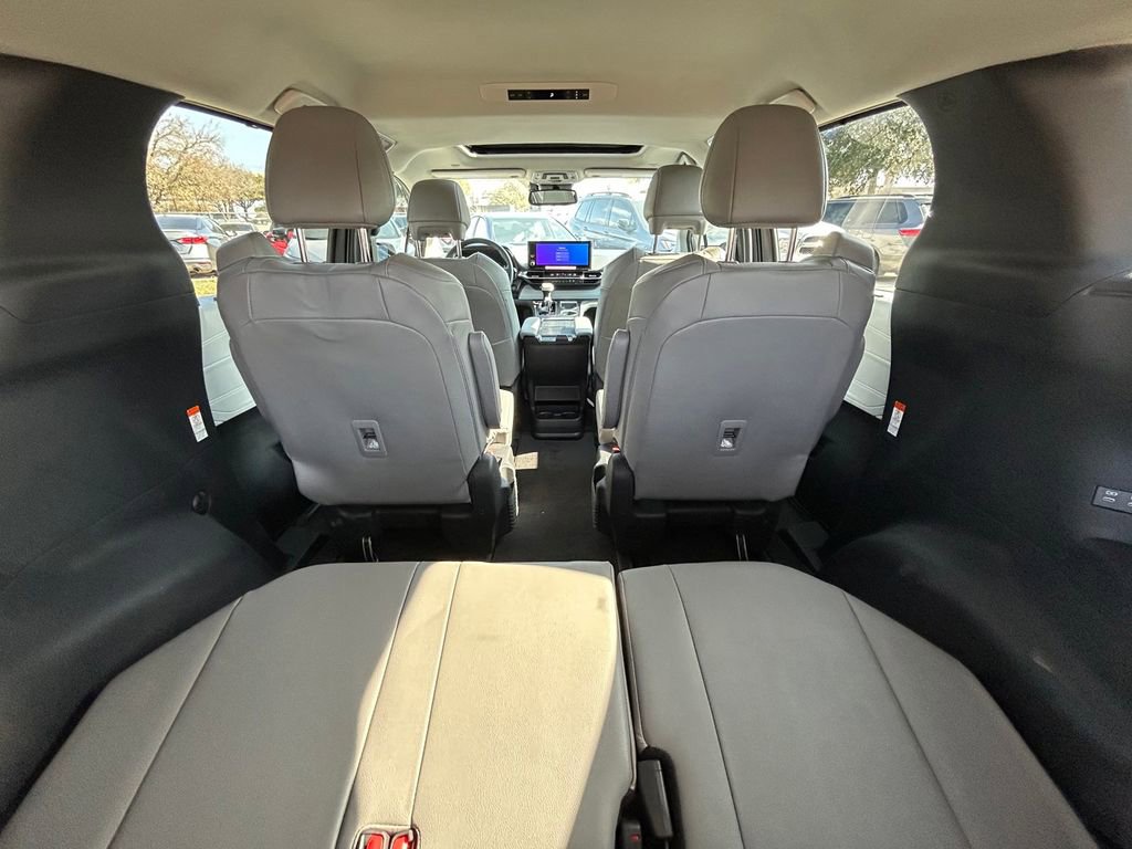 Used 2025 Toyota Sienna XLE image 16