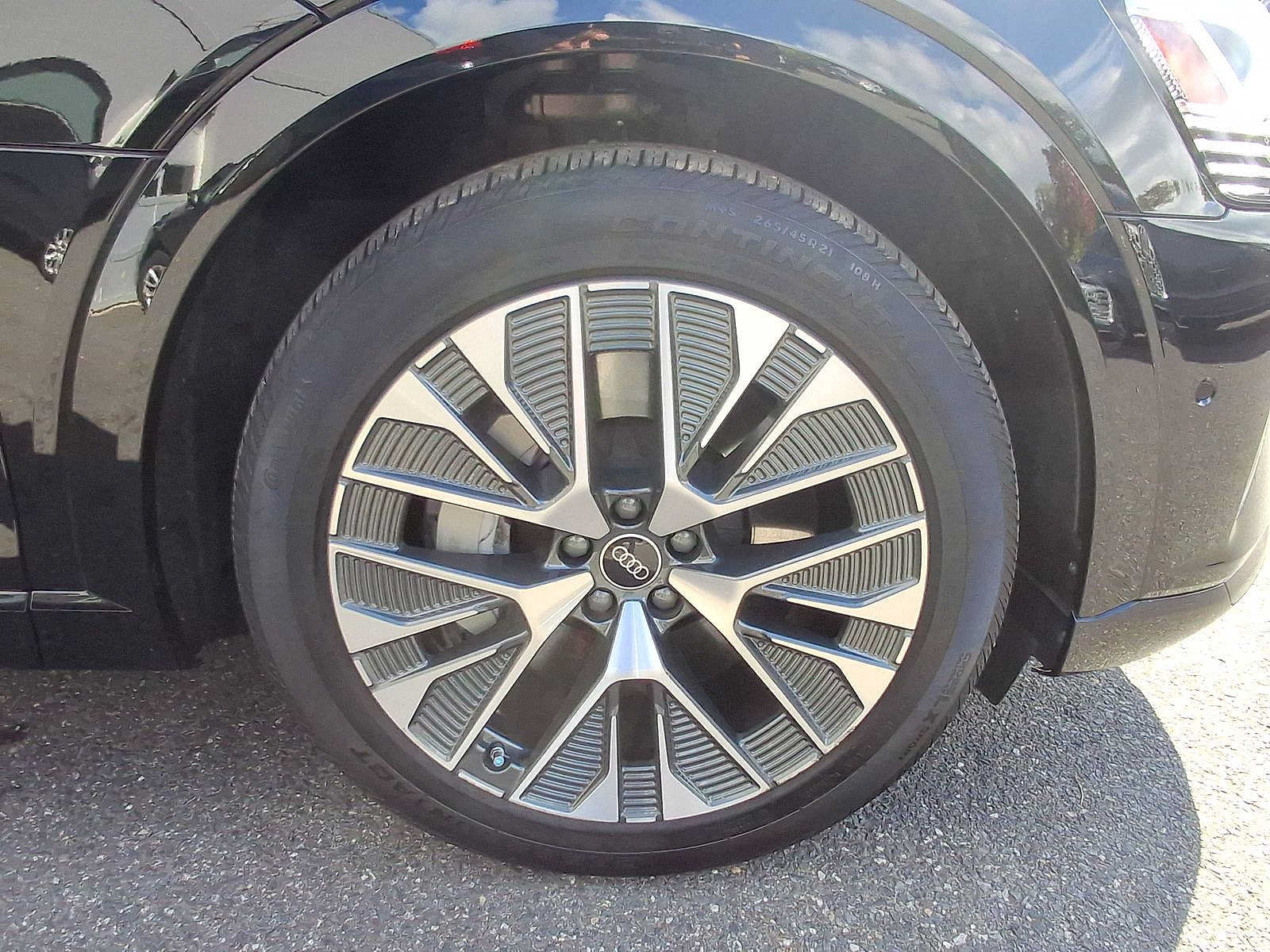 Used 2024 Audi Q8 e-tron Premium Plus w/ Premium Plus Package AWD/4WD image 33