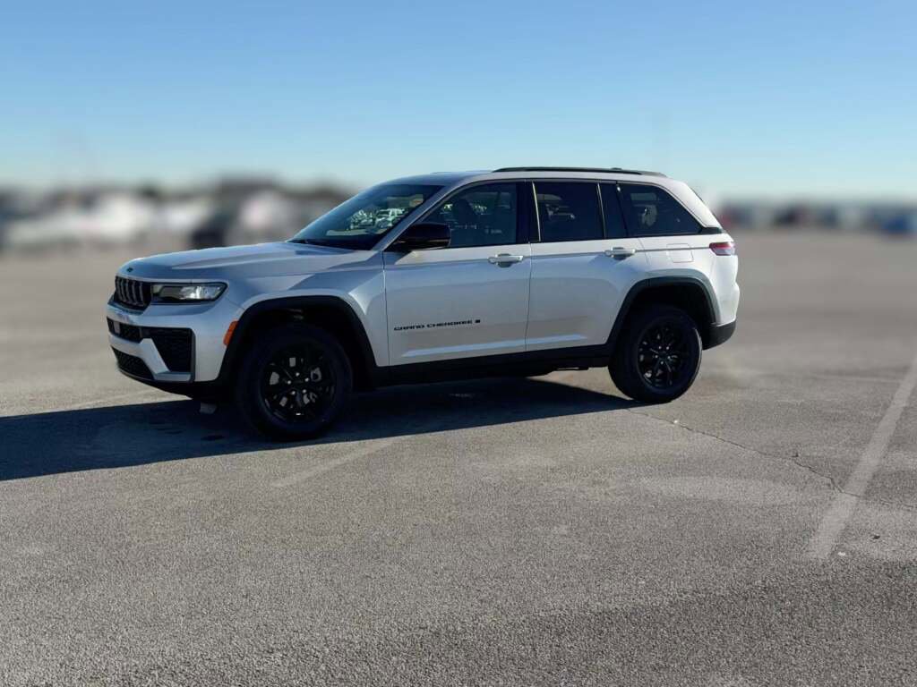 New 2026 Jeep Grand Cherokee Altitude image 5