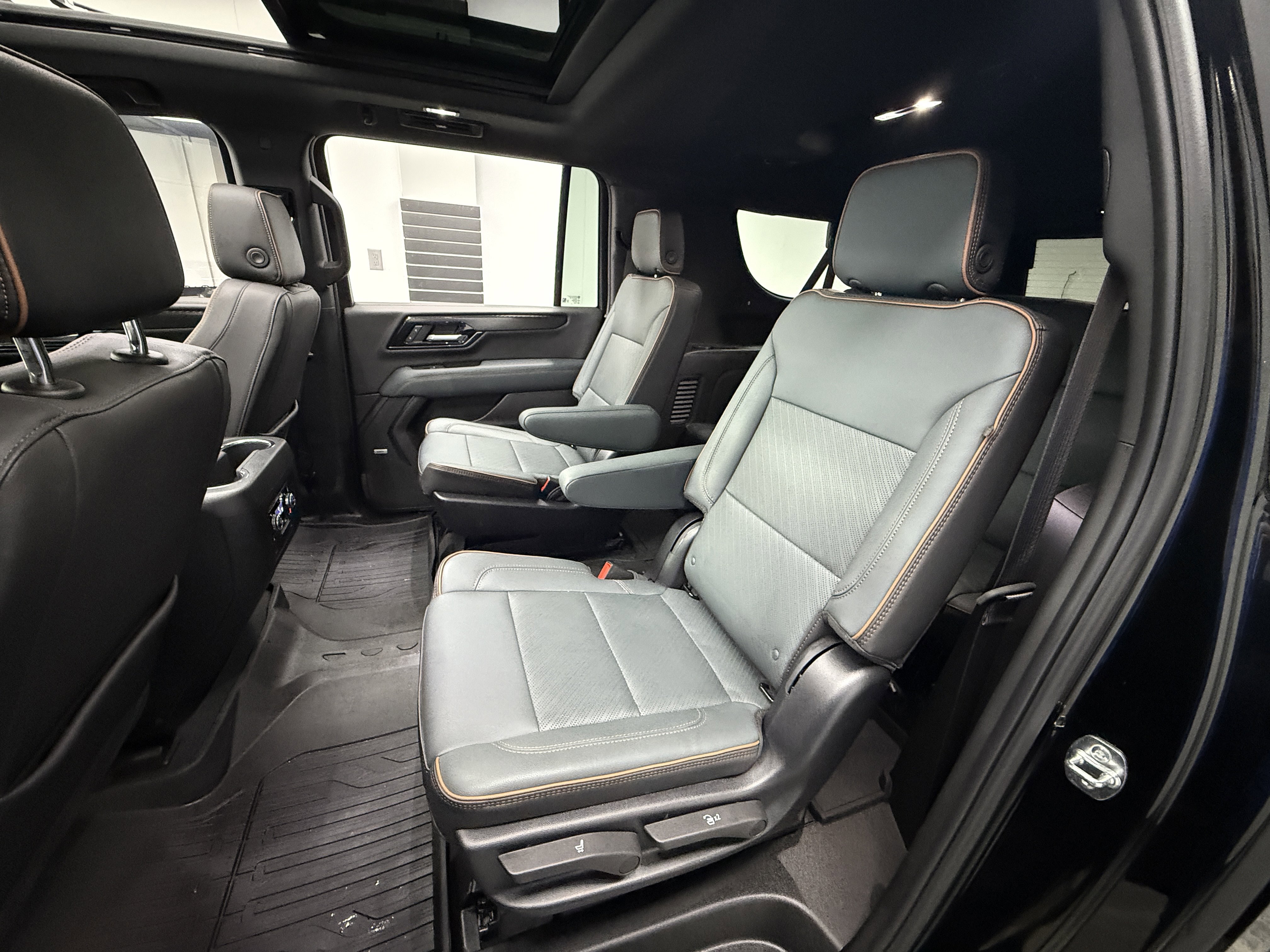 Used 2025 GMC Yukon XL AT4 image 28