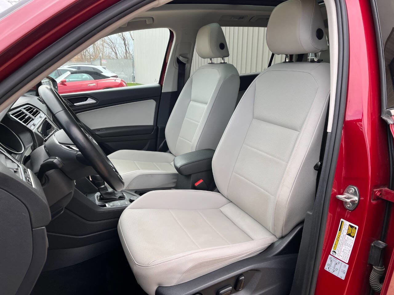 Used 2019 Volkswagen Tiguan SE w/ Panoramic Sunroof Package image 9