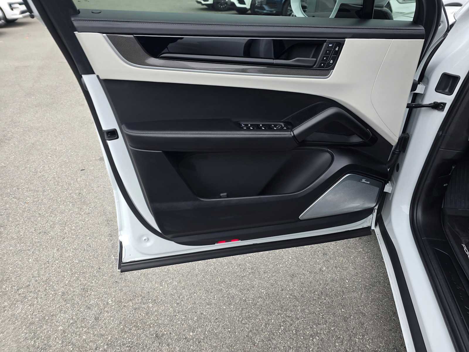 Used 2025 Porsche Cayenne Turbo image 25