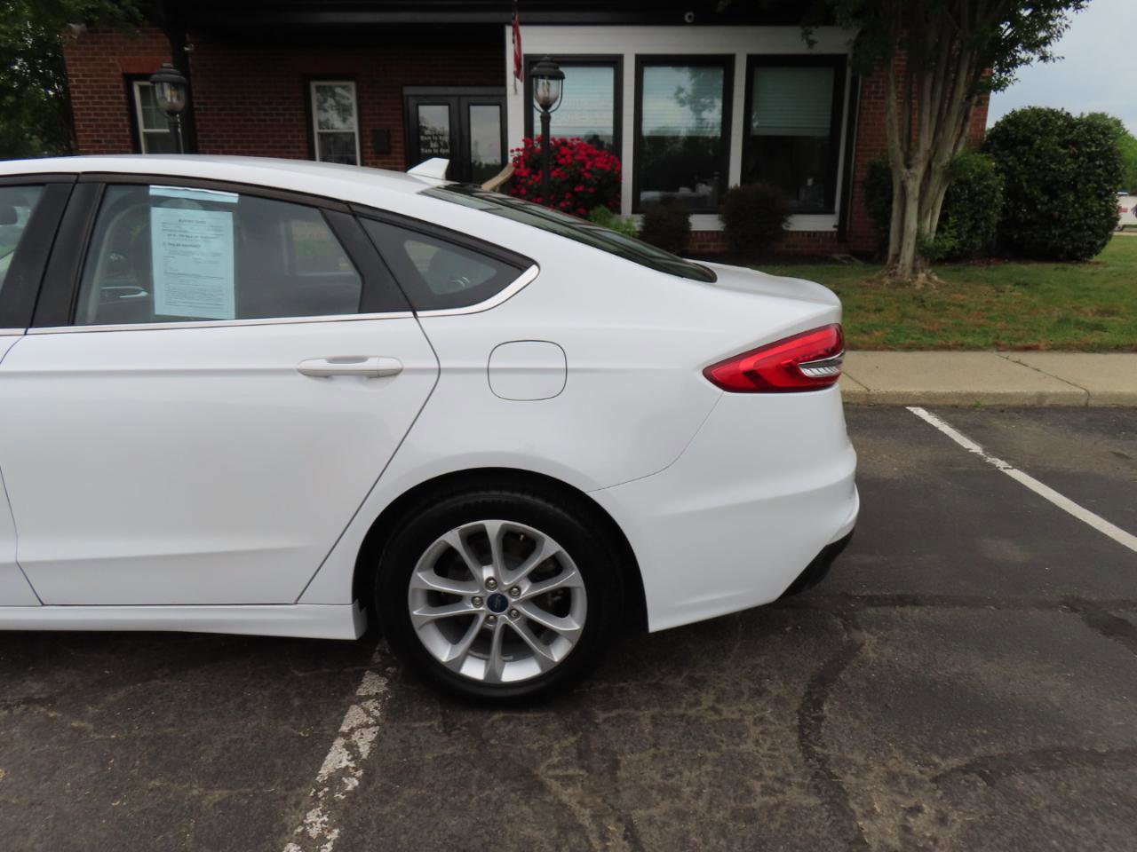 Used 2020 Ford Fusion SE FWD image 4
