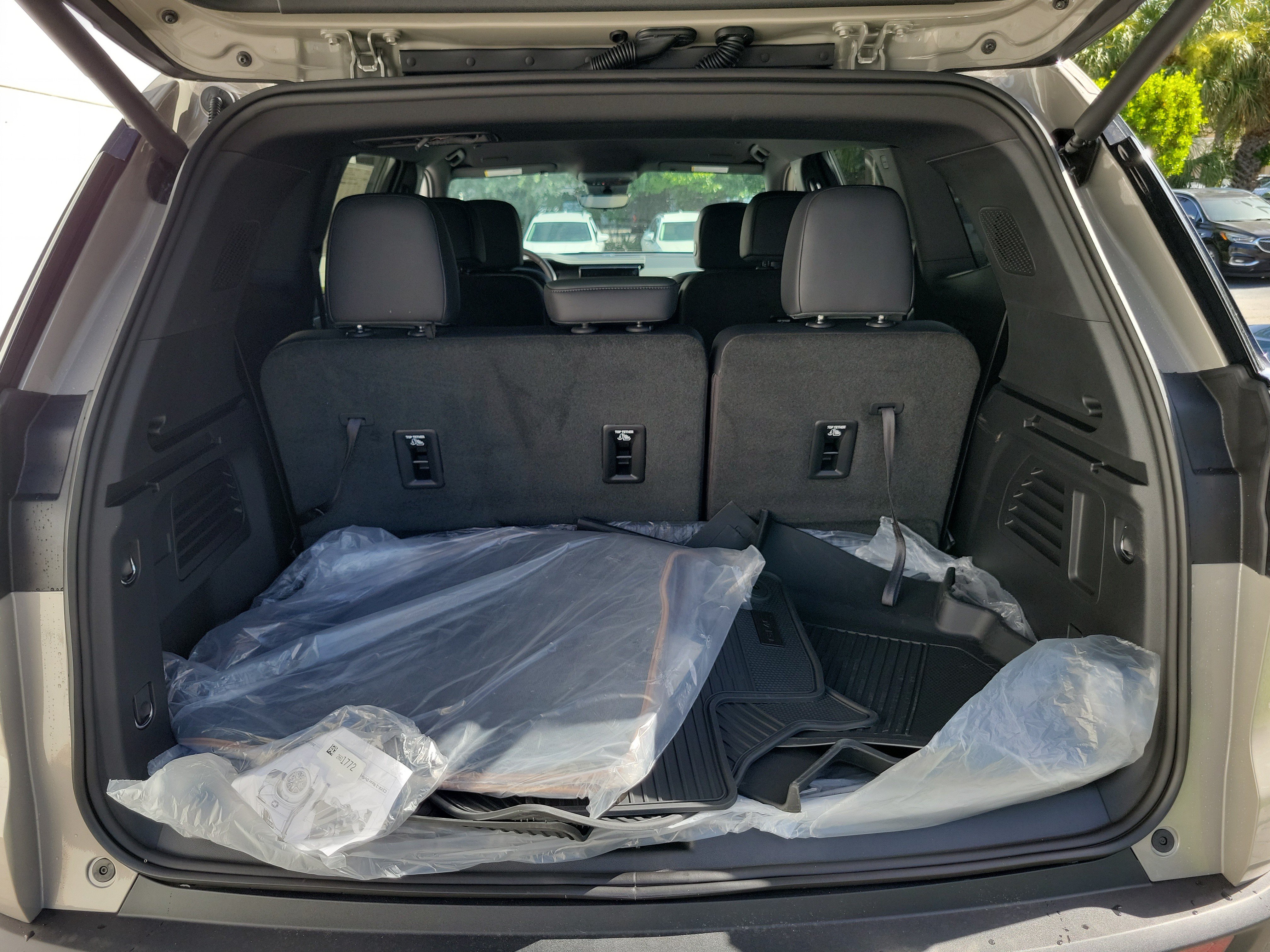 New 2026 GMC Acadia AT4 w/ LPO, Adventure Package AWD/4WD image 9