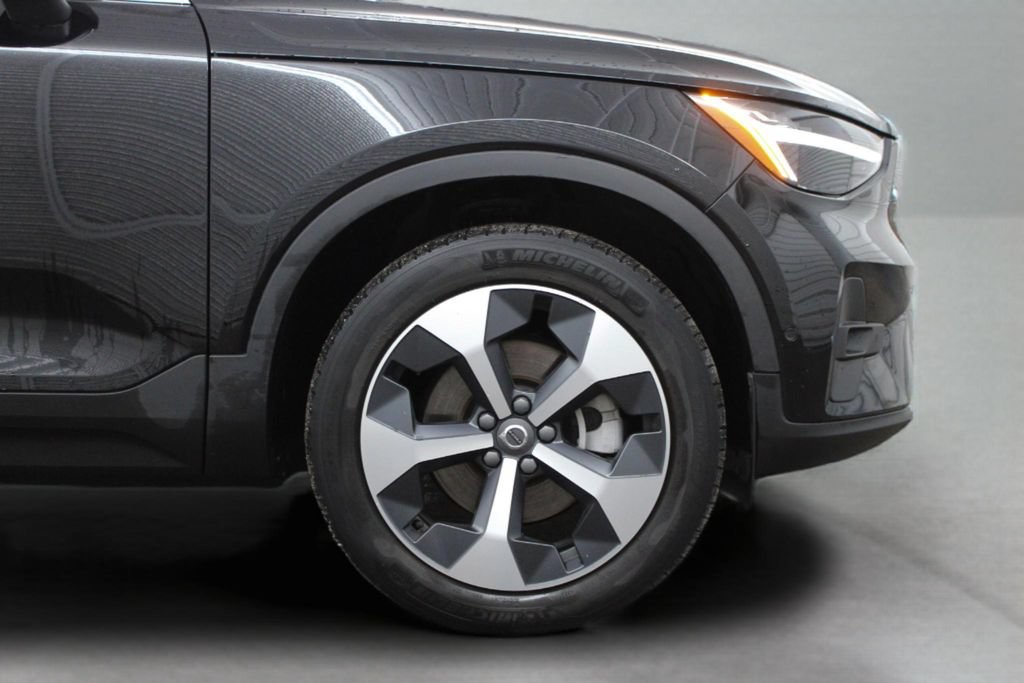 Used 2024 Volvo XC40 B5 Plus AWD/4WD image 14