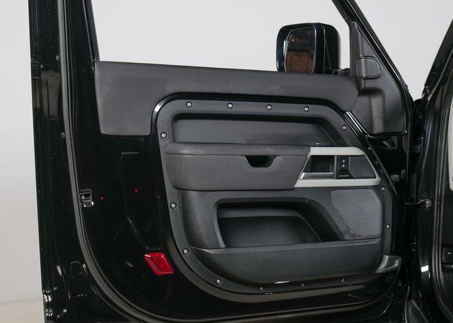 Used 2023 Land Rover Defender 90 S image 25
