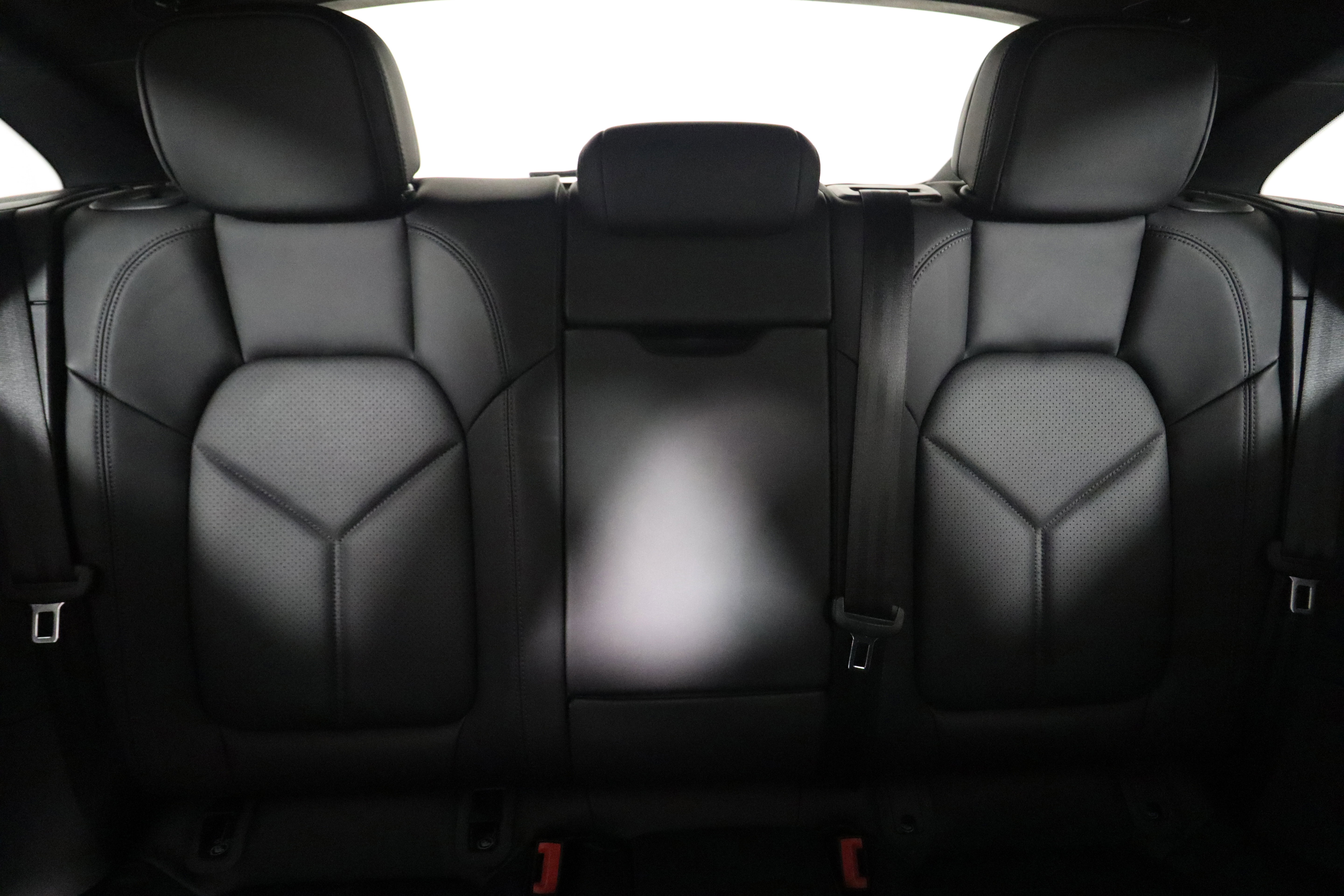 Certified 2025 Porsche Macan image 16