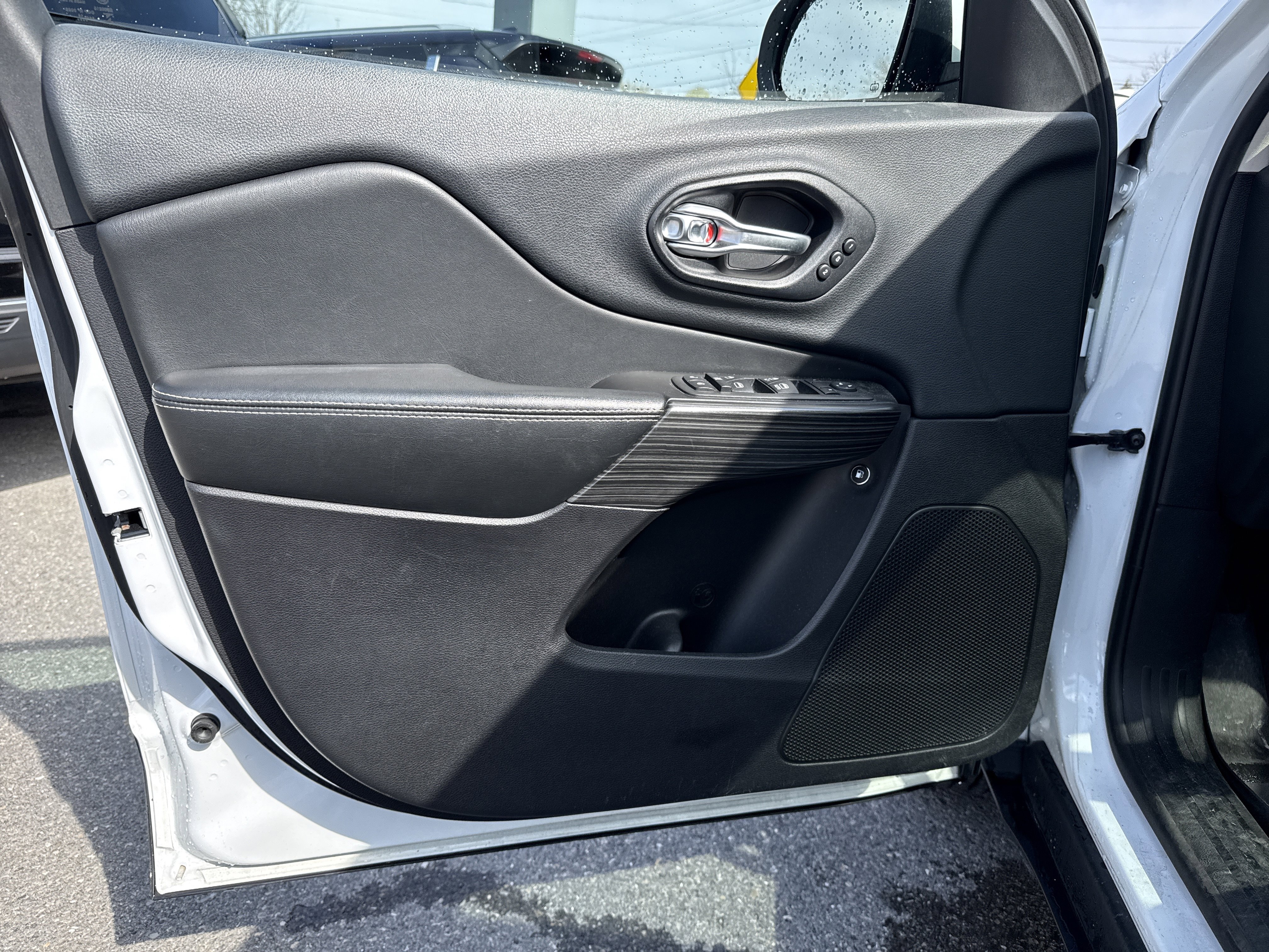 Used 2014 Jeep Cherokee Limited w/ Technology Group image 17