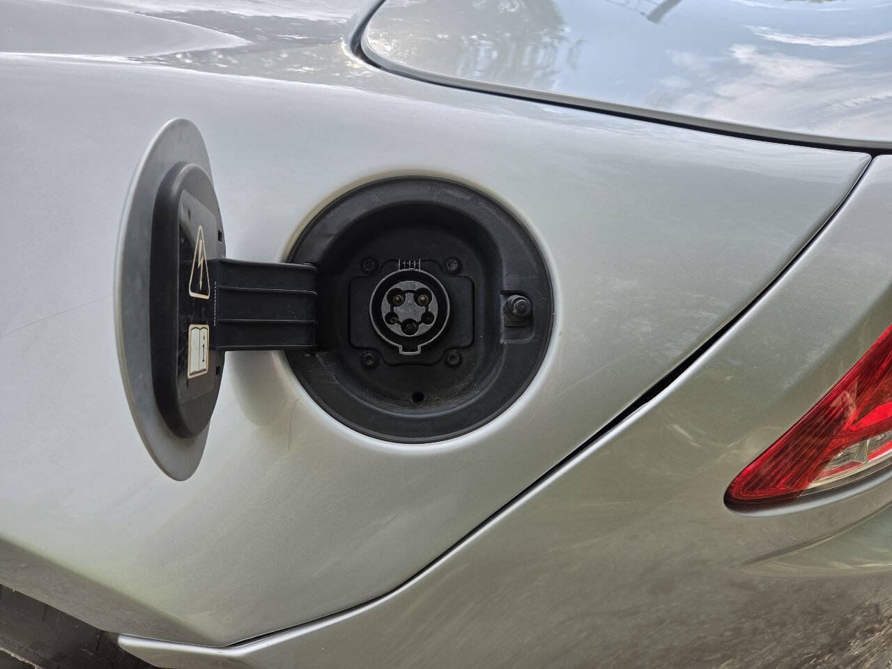 Used 2012 Fisker Karma EcoSport RWD image 28