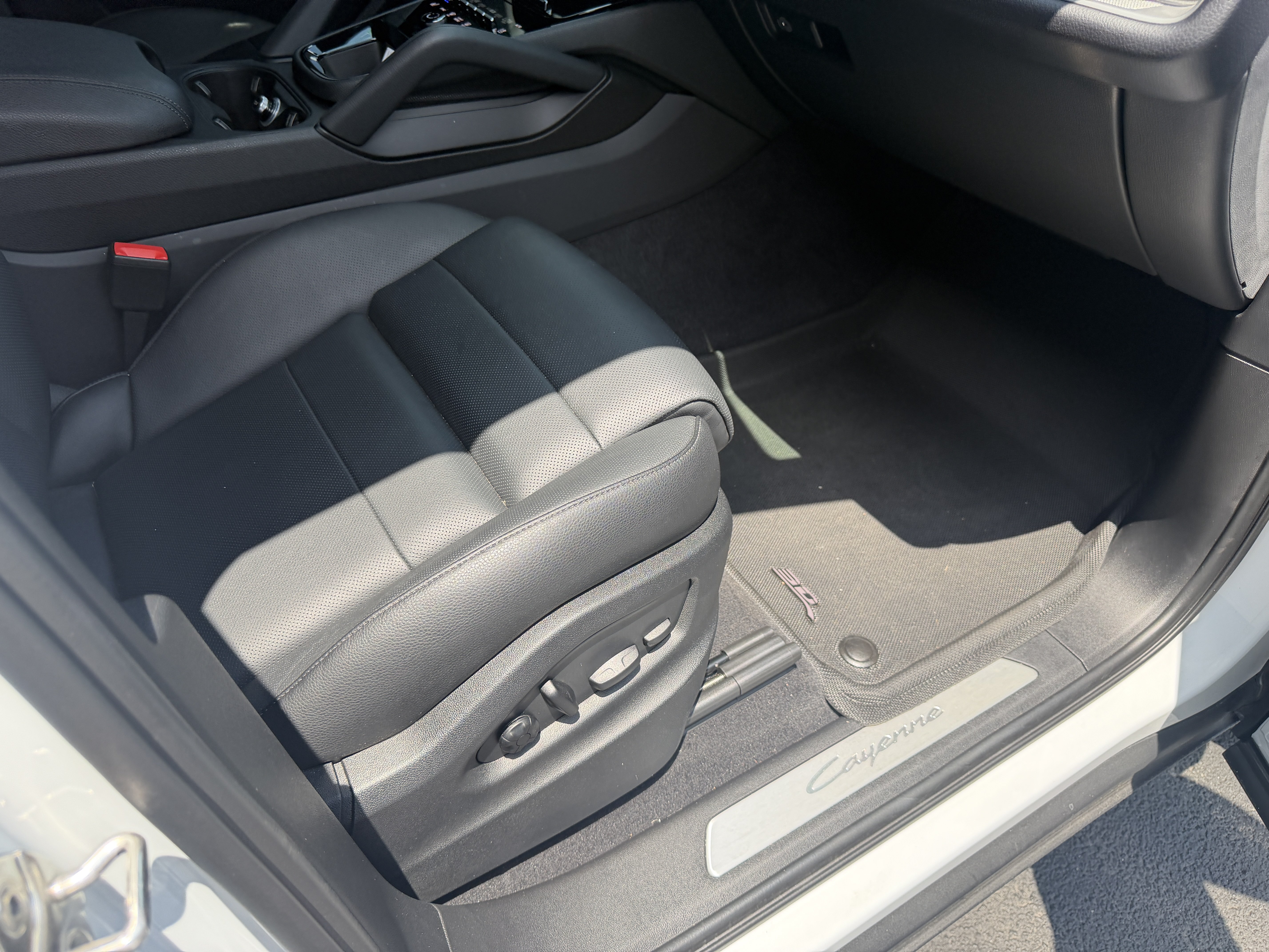 Certified 2024 Porsche Cayenne AWD/4WD image 26