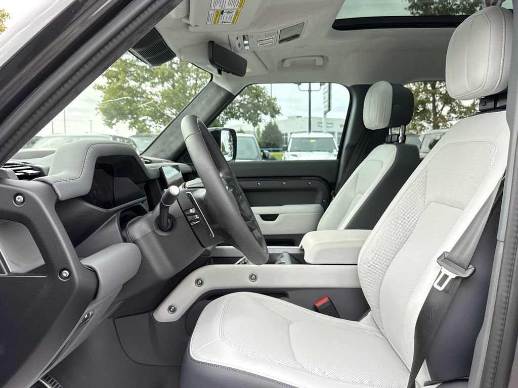 Used 2025 Land Rover Defender 110 V8 image 3