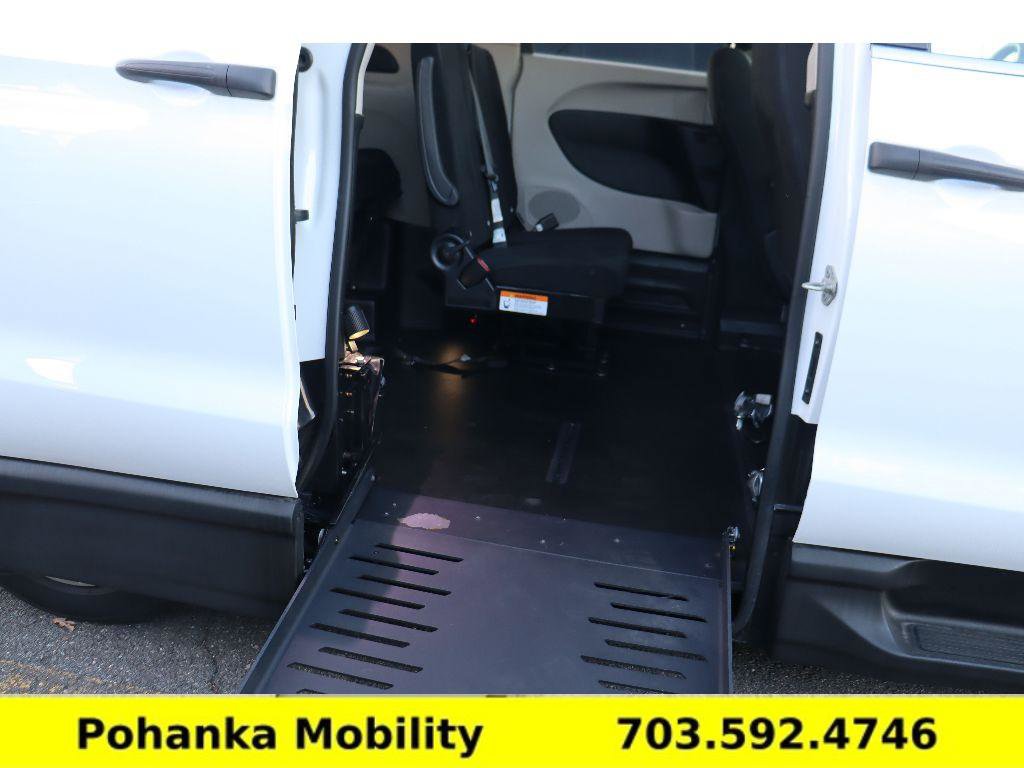 Used 2020 Chrysler Voyager L image 29